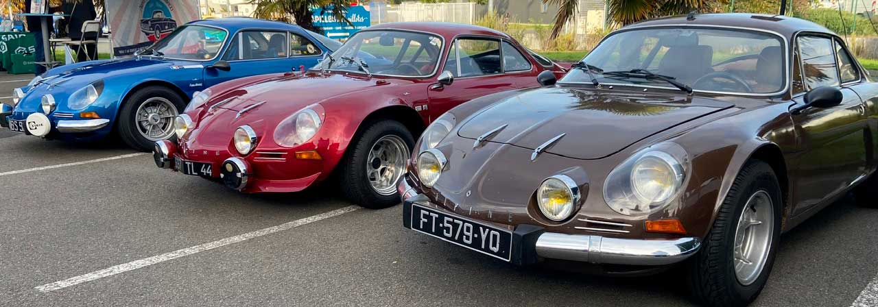 Anciennes Alpine A110 au rassemblement Pôle Collection