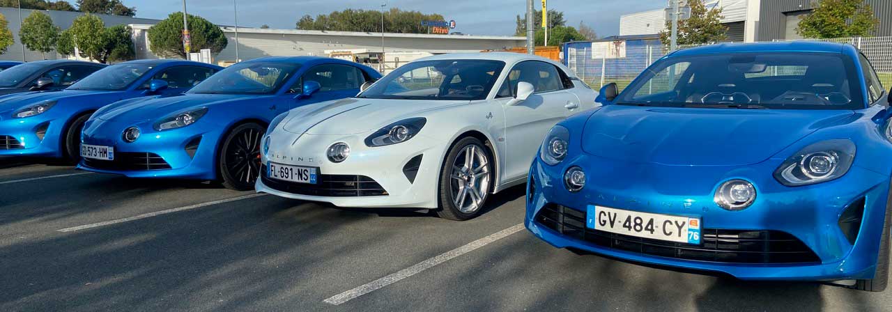 Alpine A110 récentes au rassemblement Pôle Collection