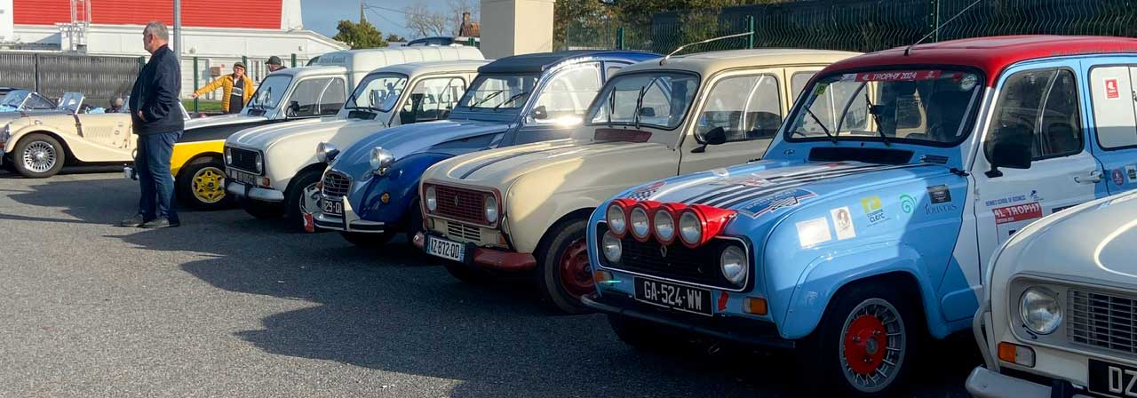 Les Renault 4L en rang serré au rassemblement Pôle Collection