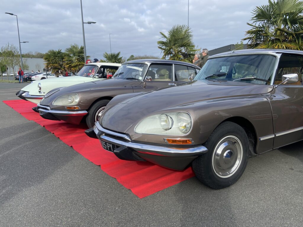 3 Citroën DS au rassemblement Pôle Collection spécial 70 ans de la DS